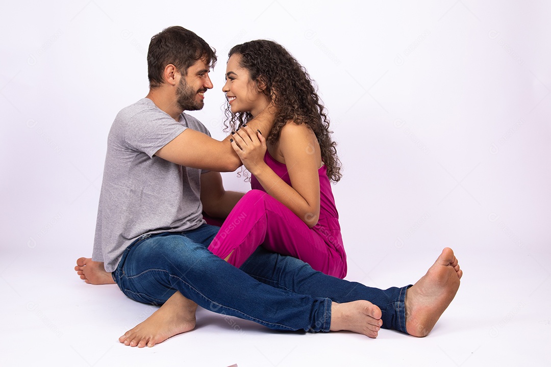 Lindo casal de jovens apaixonado sobre fundo isolado