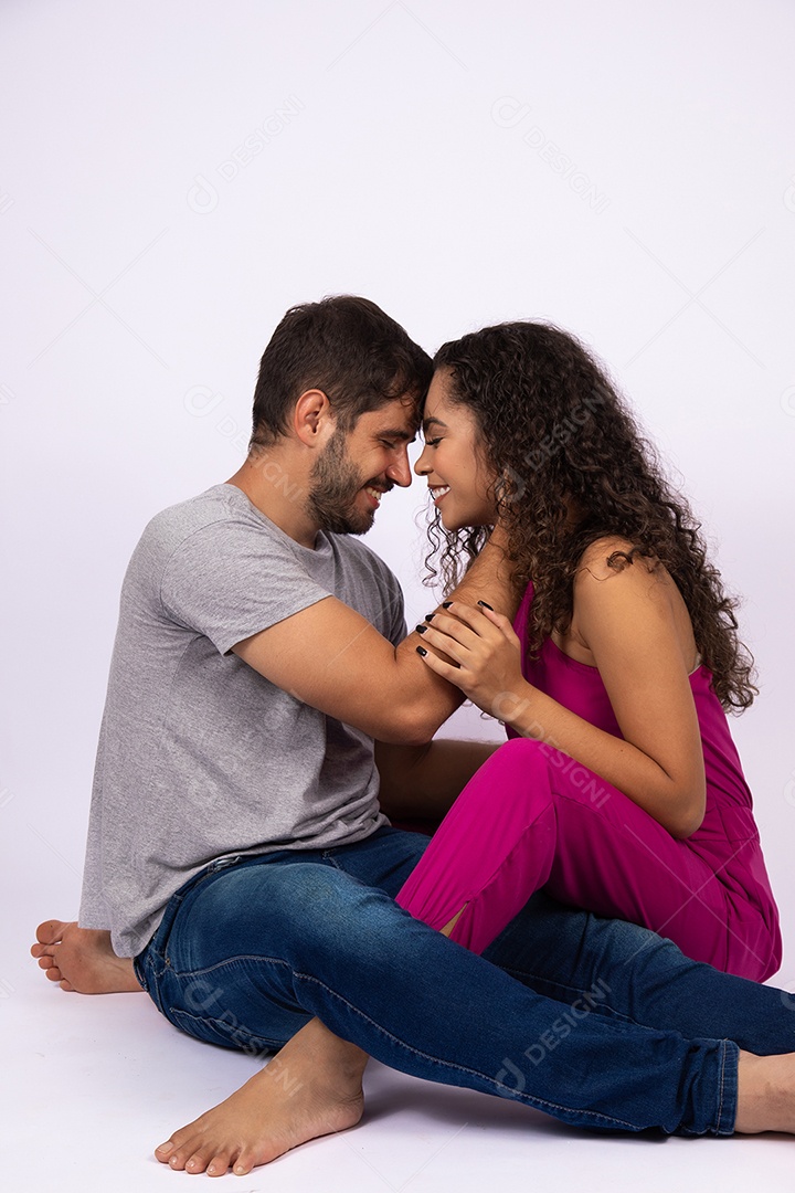 Lindo casal de jovens apaixonado sobre fundo isolado