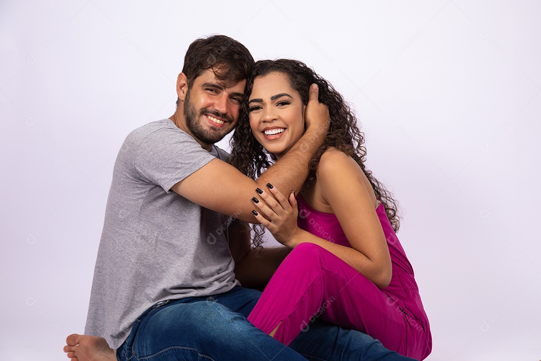 Lindo casal de jovens apaixonado sobre fundo isolado