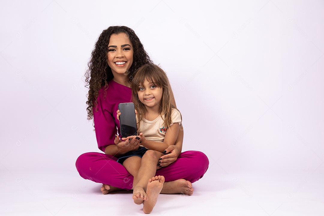 Lindas mulheres jovens garotas mãe e filha sobre fundo isolado