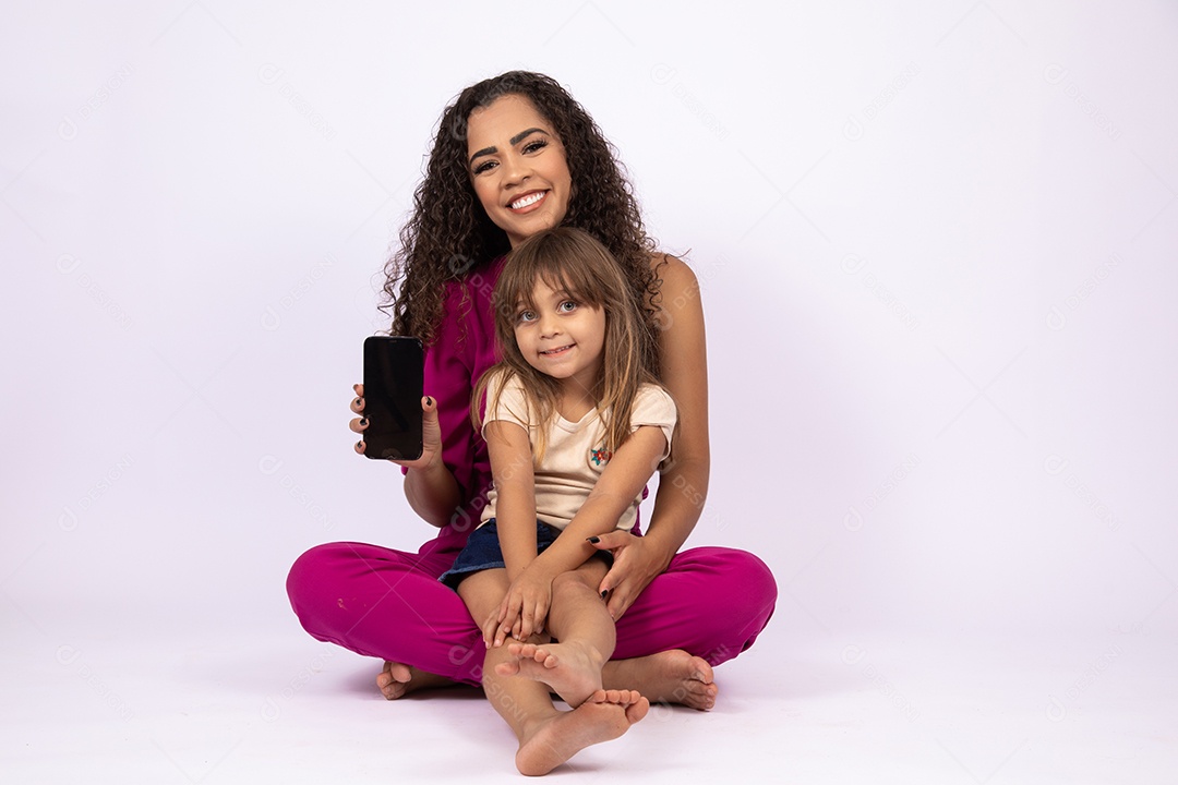 Lindas mulheres jovens garotas mãe e filha sobre fundo isolado