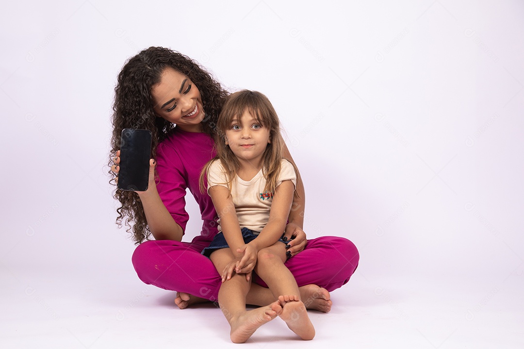 Lindas mulheres jovens garotas mãe e filha sobre fundo isolado