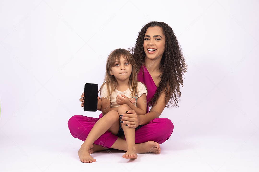 Lindas mulheres jovens garotas mãe e filha sobre fundo isolado