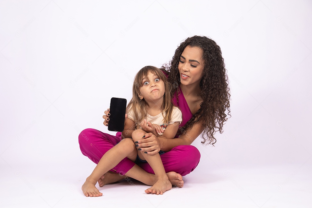 Lindas mulheres jovens garotas mãe e filha sobre fundo isolado