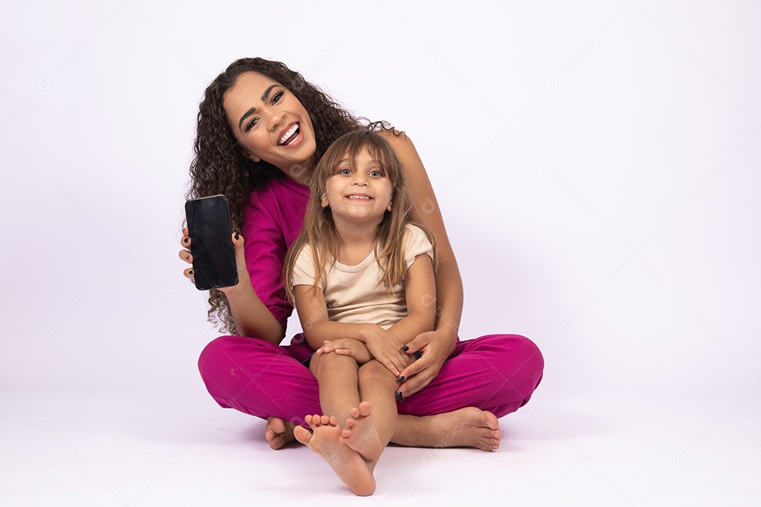 Lindas mulheres jovens garotas mãe e filha sobre fundo isolado