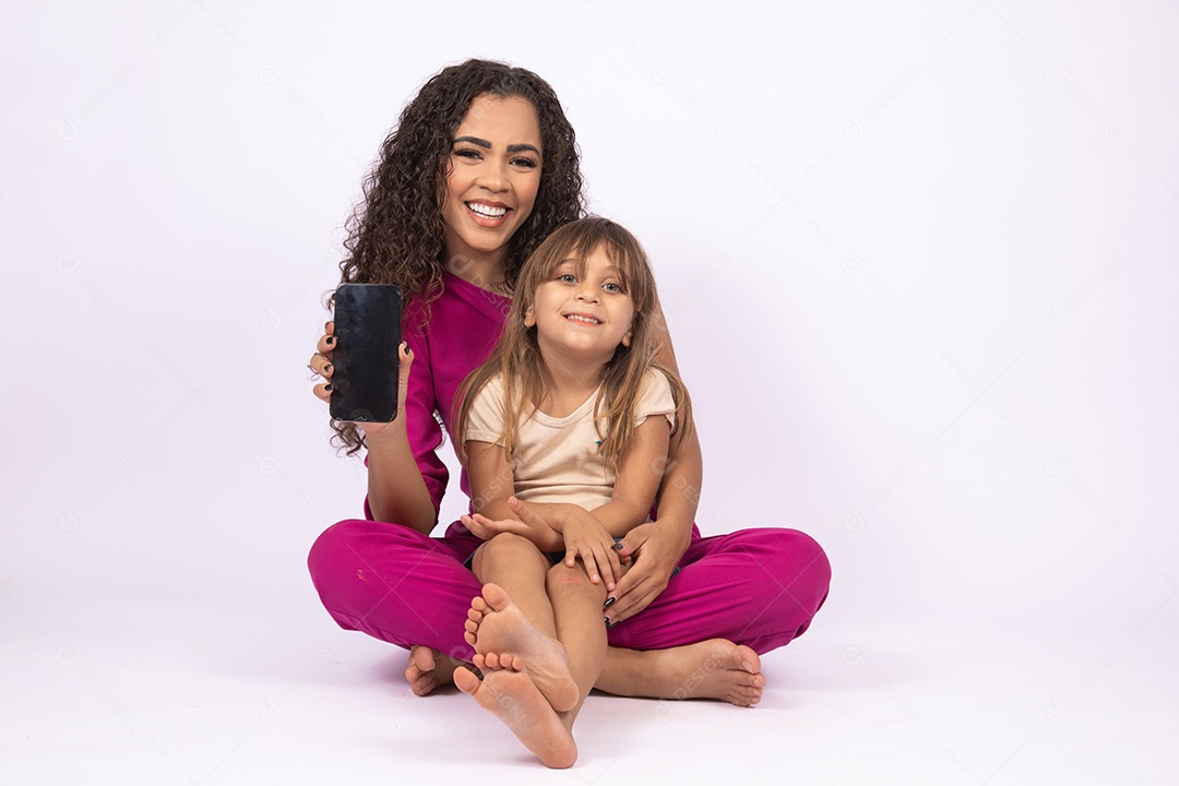 Lindas mulheres jovens garotas mãe e filha sobre fundo isolado