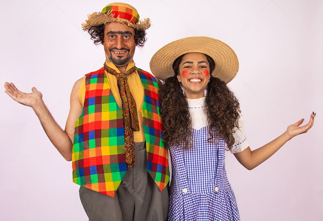 Homem jovem fantasiado celebrando festas juninas