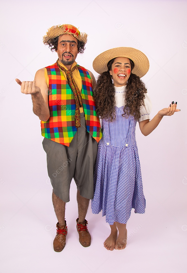 Pessoas jovens fantasiado celebrando festas juninas