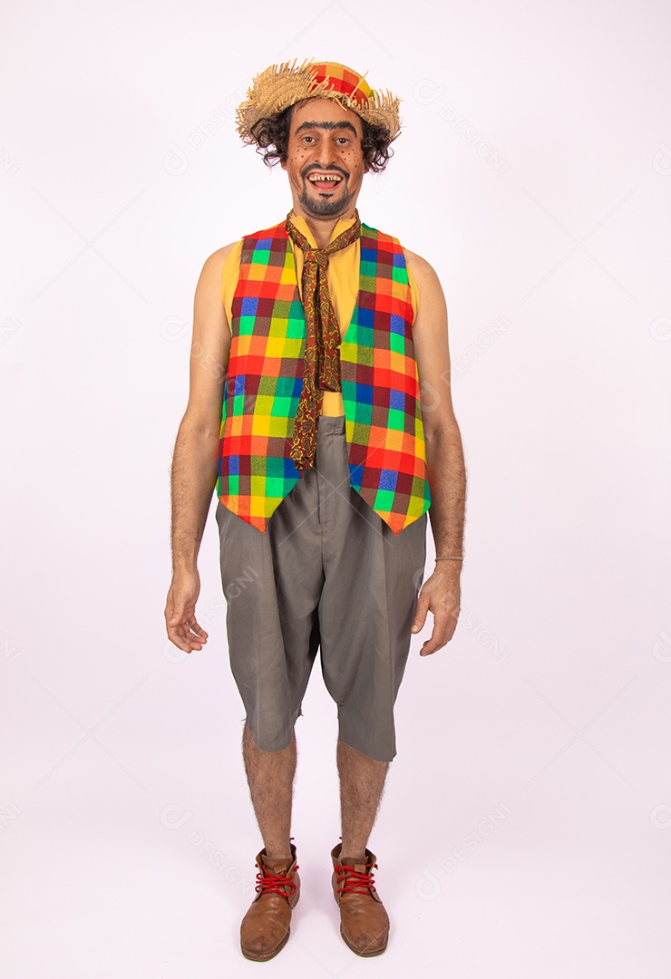 Homem jovem fantasiado celebrando festas juninas