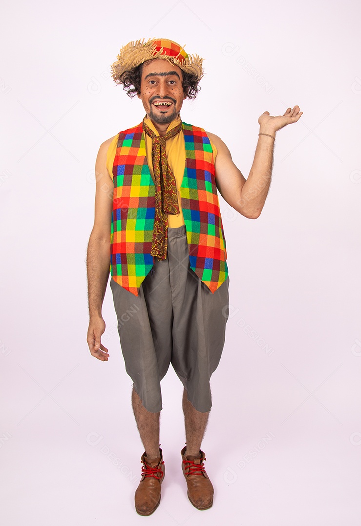 Homem jovem fantasiado celebrando festas juninas