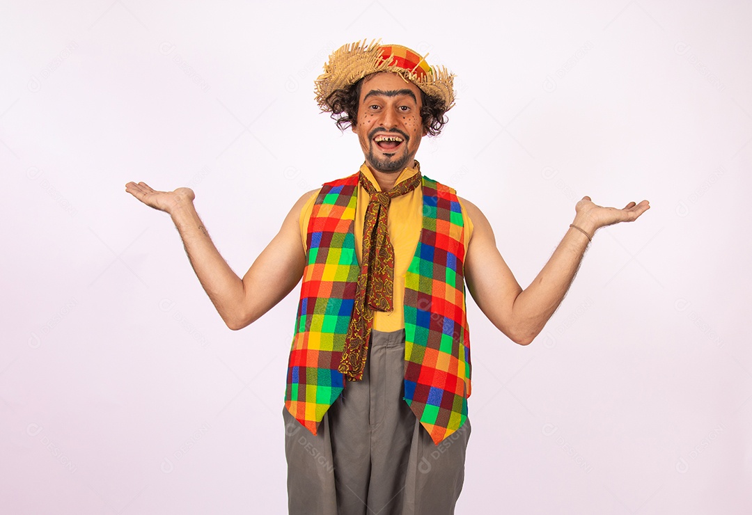 Homem jovem fantasiado celebrando festas juninas