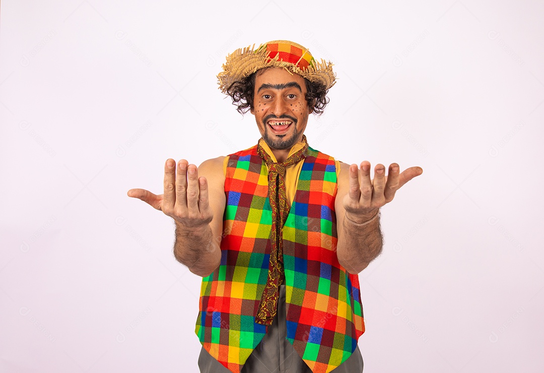 Homem jovem fantasiado celebrando festas juninas