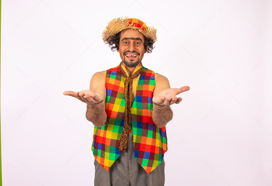 Homem jovem fantasiado celebrando festas juninas