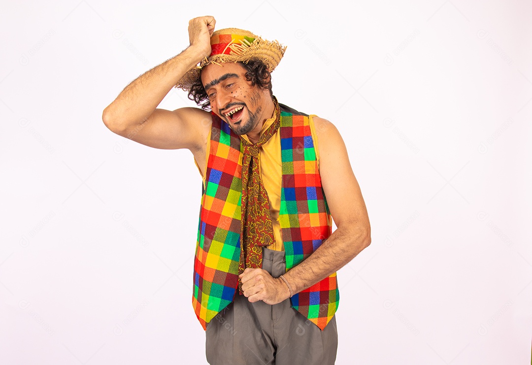 Homem jovem fantasiado celebrando festas juninas