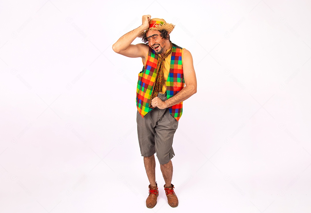 Homem jovem fantasiado celebrando festas juninas