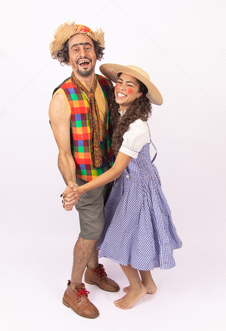 Pessoas jovens fantasiadas celebrando festas juninas