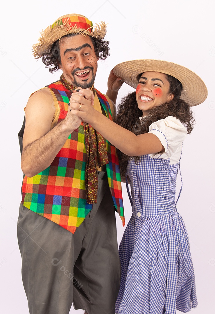 Pessoas jovens fantasiadas celebrando festas juninas