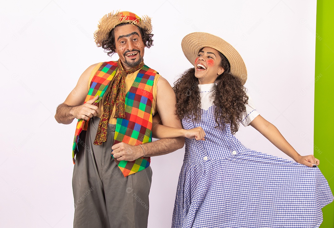 Pessoas jovens fantasiadas celebrando festas juninas