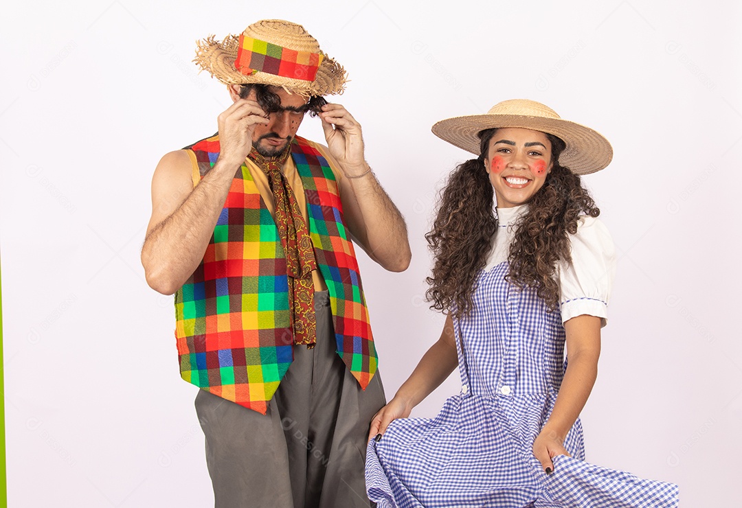 Pessoas jovens fantasiadas celebrando festas juninas