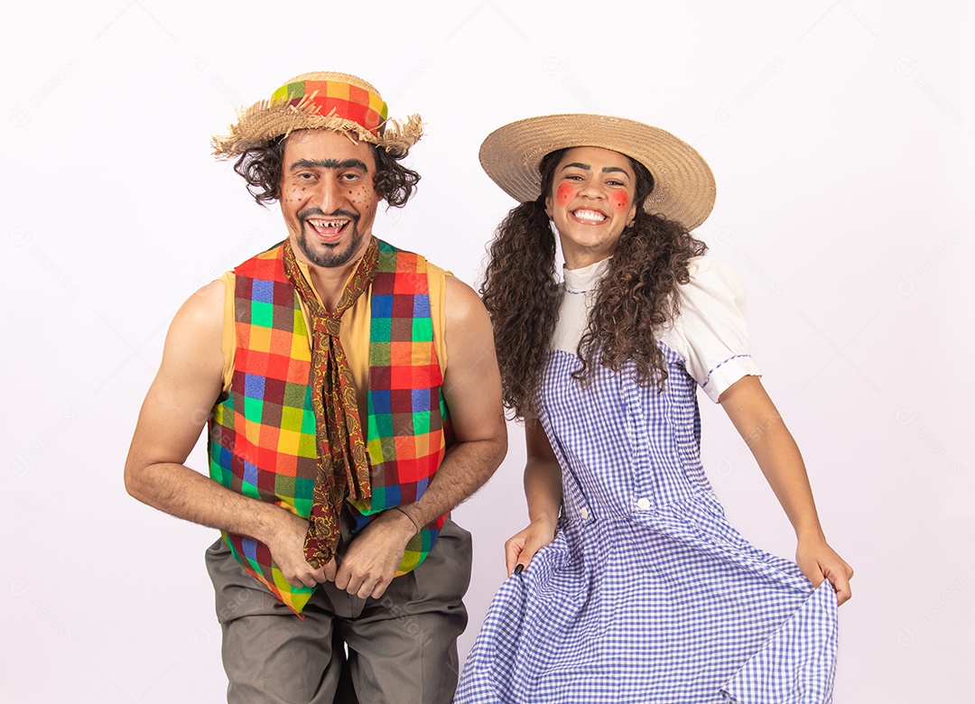 Pessoas jovens fantasiadas celebrando festas juninas