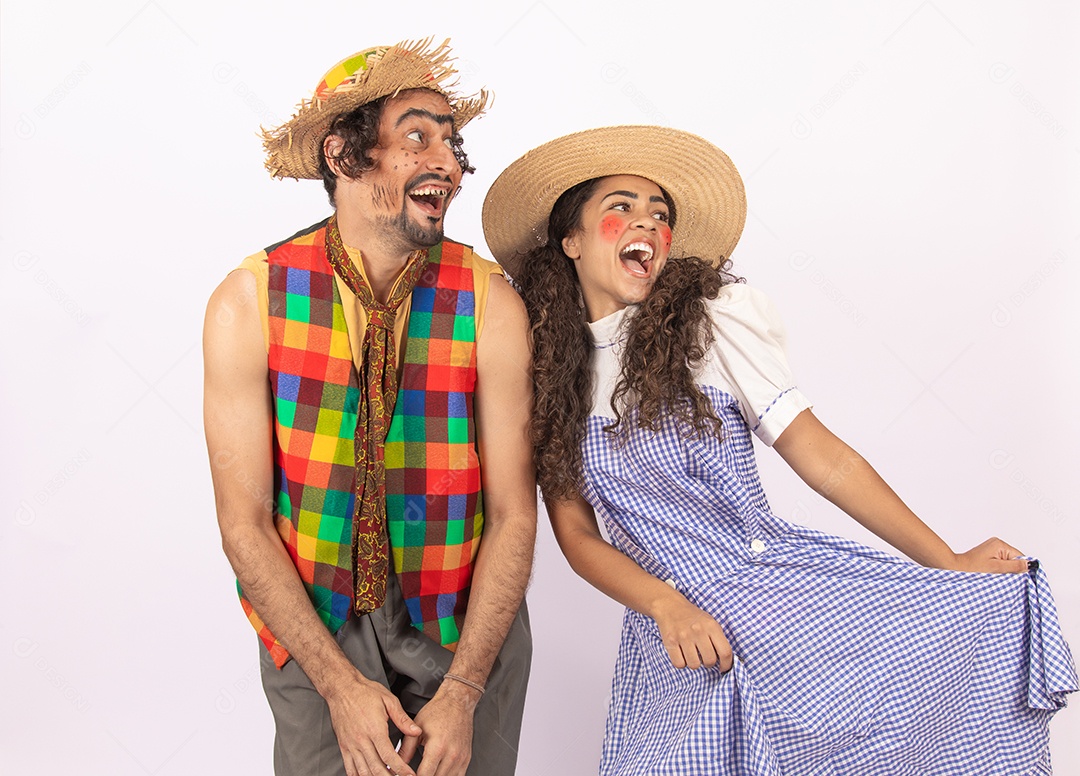 Pessoas jovens fantasiadas celebrando festas juninas