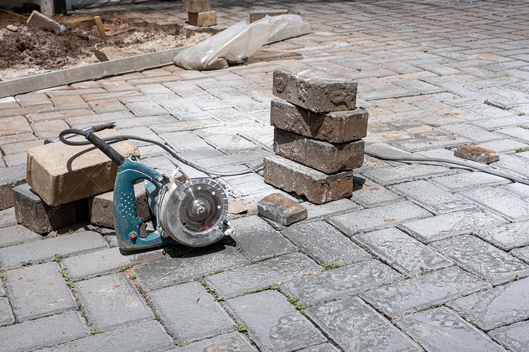 Pequena serra de concreto ao lado de blocos de pedra em um dia ensolarado.