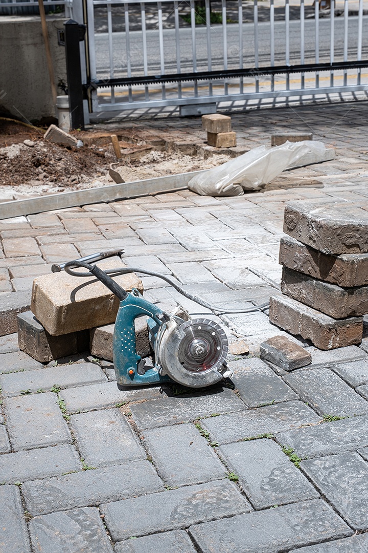 Serra de concreto pequena ao lado de blocos de pedra em um dia ensolarado