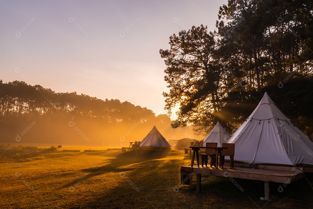 Acampamento em barraca pela manhã