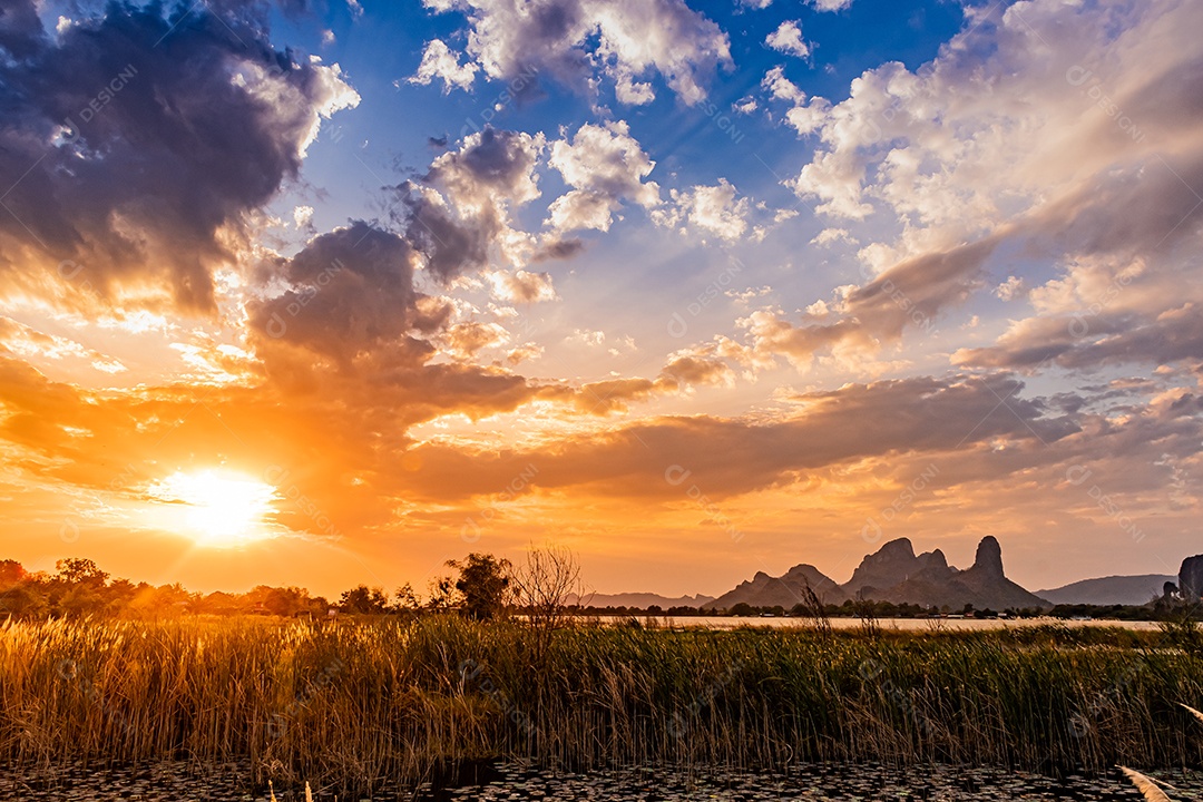 Paisagem do céu durante o nascer do sol crepuscular