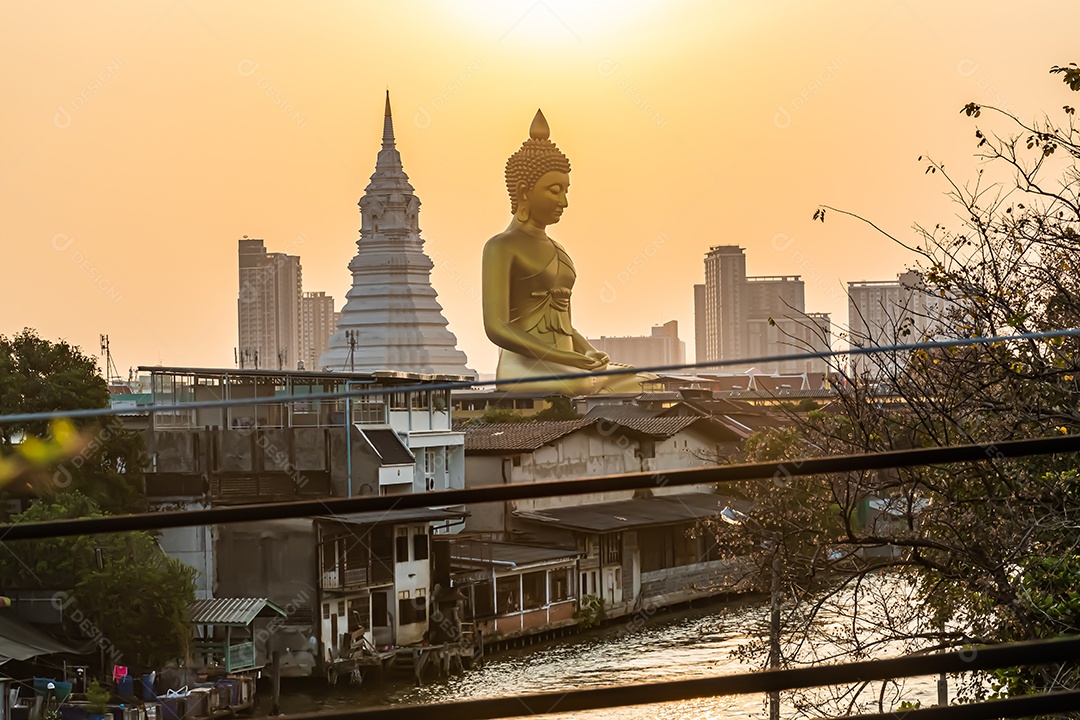 Grande Buda amarelo dourado em Wat Muang destino turístico religioso