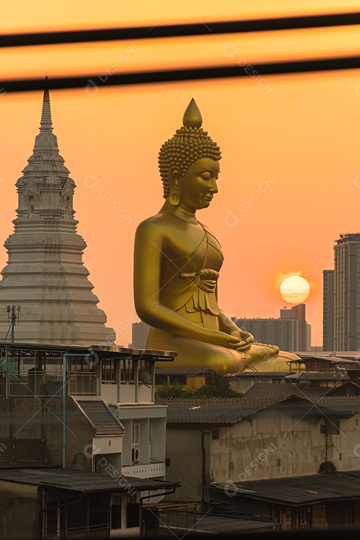 Grande Buda amarelo dourado em Wat Muang destino turístico religioso