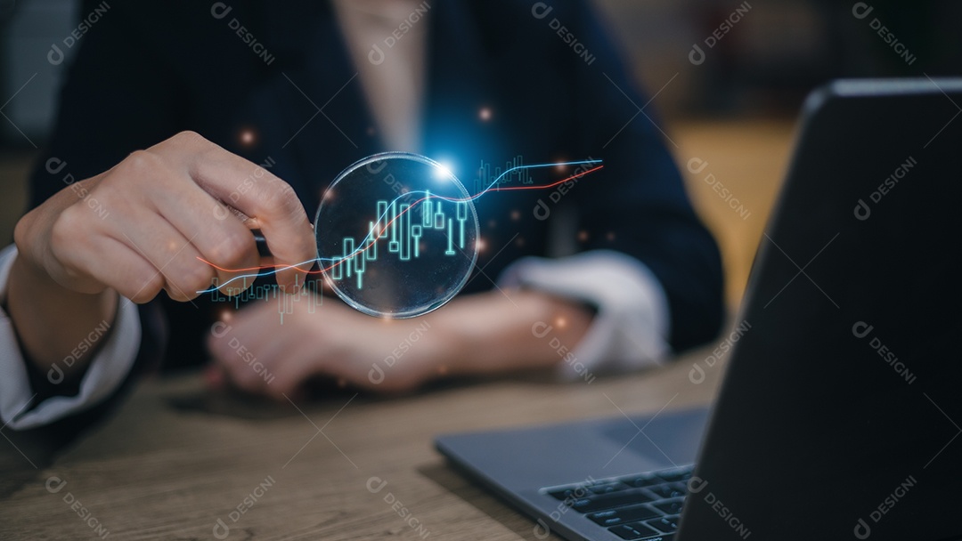 Mão de mulheres segurando vidro de lupa com gráfico de mercado de ações virtual, conceito de renda de ganho de investimento empresarial. Mercado de ações para análise.