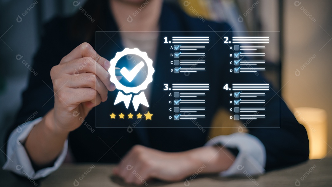 Conceito de Garantia de Satisfação do Cliente em telas virtuais, Empresária verifica documentos online de índices de satisfação para melhorar o desenvolvimento do cliente e a satisfação com o produto.