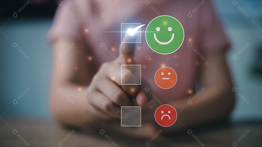 Mulheres escolhendo o ícone de sorriso feliz, uma seleção de mentalidade positiva. Atendimento ao cliente e conceito de satisfação, feedback, revisão, feedback, melhor qualidade.