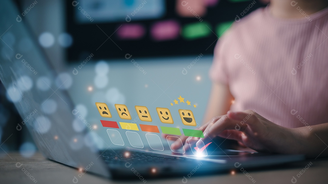 Mulher pressionando o ícone de sorriso feliz, seleção de mentalidade positiva. Atendimento ao cliente e conceito de satisfação, revisão, feedback, melhor qualidade.