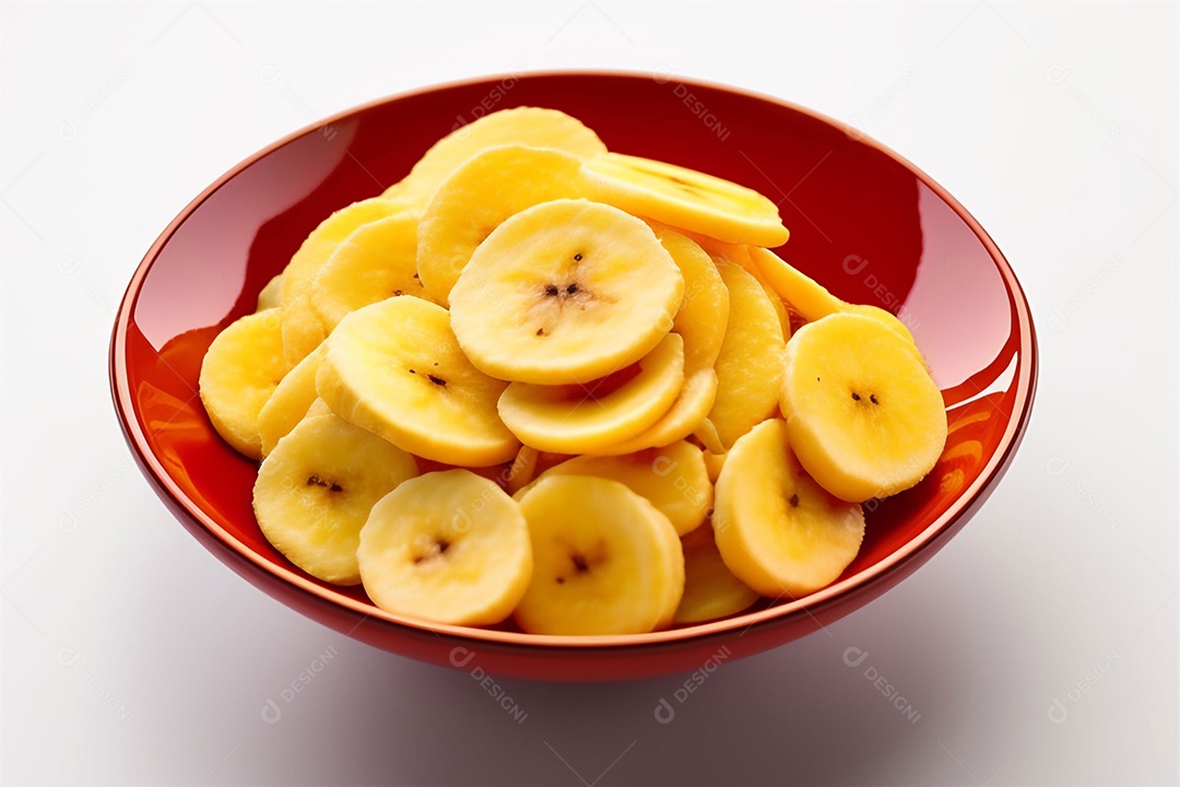 Tigela com bananas chips em fundo branco