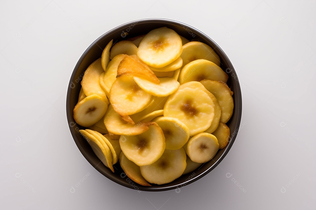 Tigela com bananas chips em fundo branco