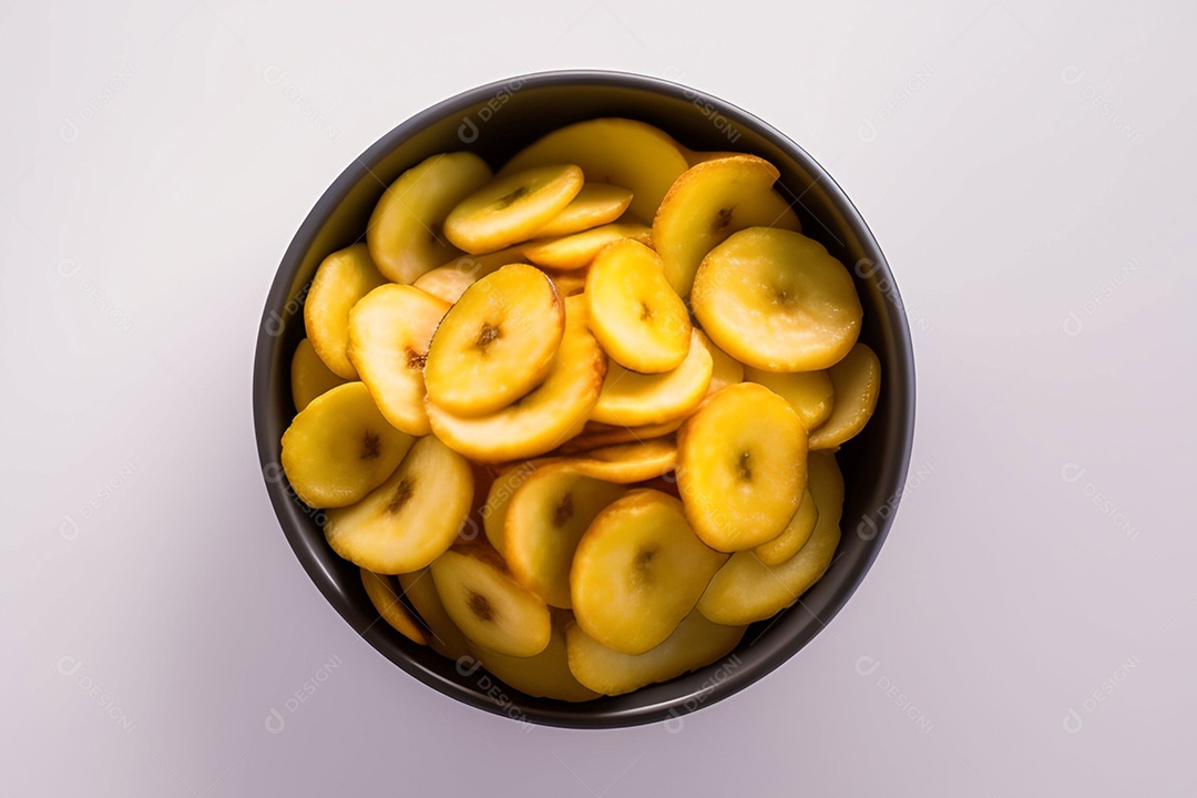 Tigela com bananas chips em fundo branco