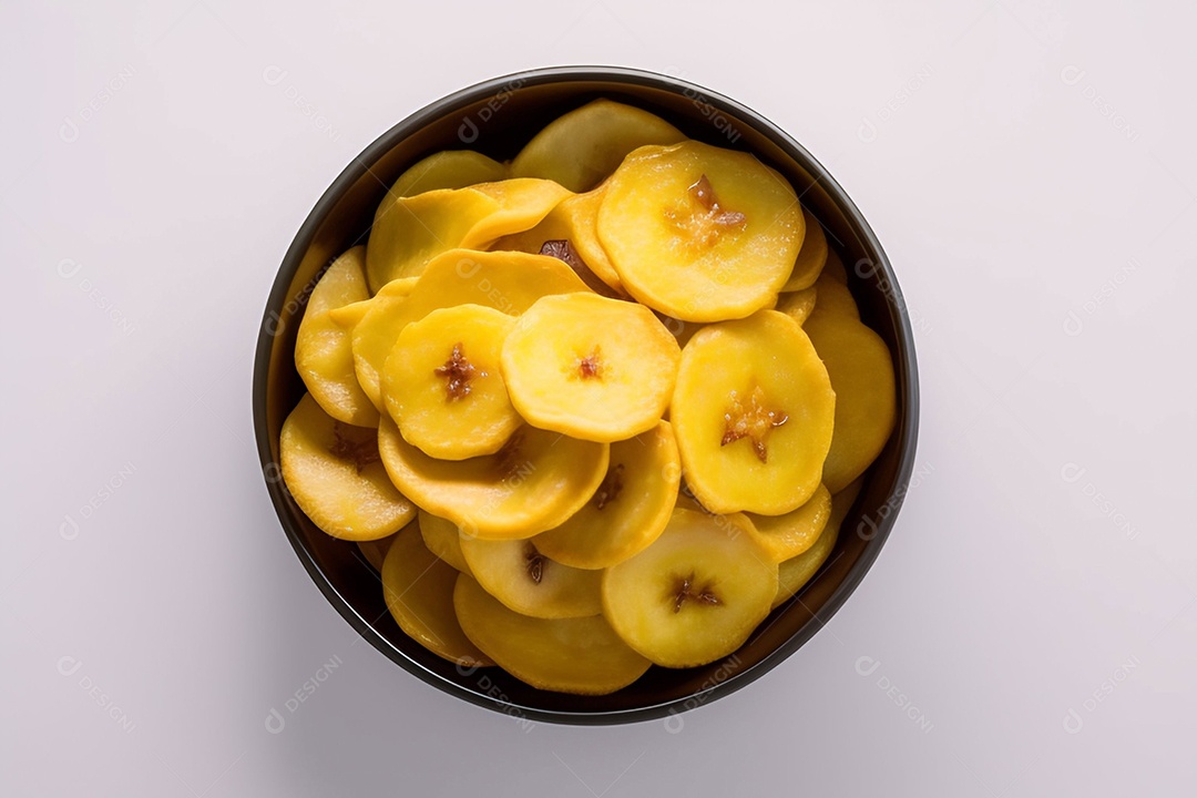 Tigela com bananas chips em fundo branco