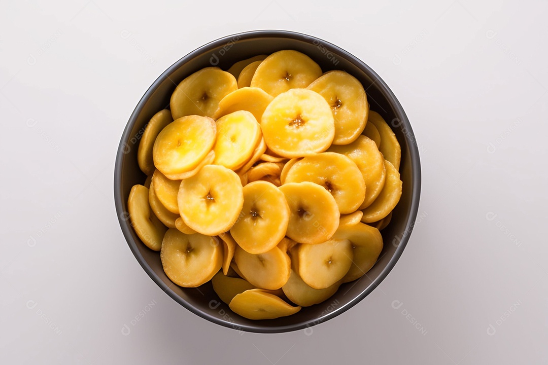 Tigela com bananas chips em fundo branco