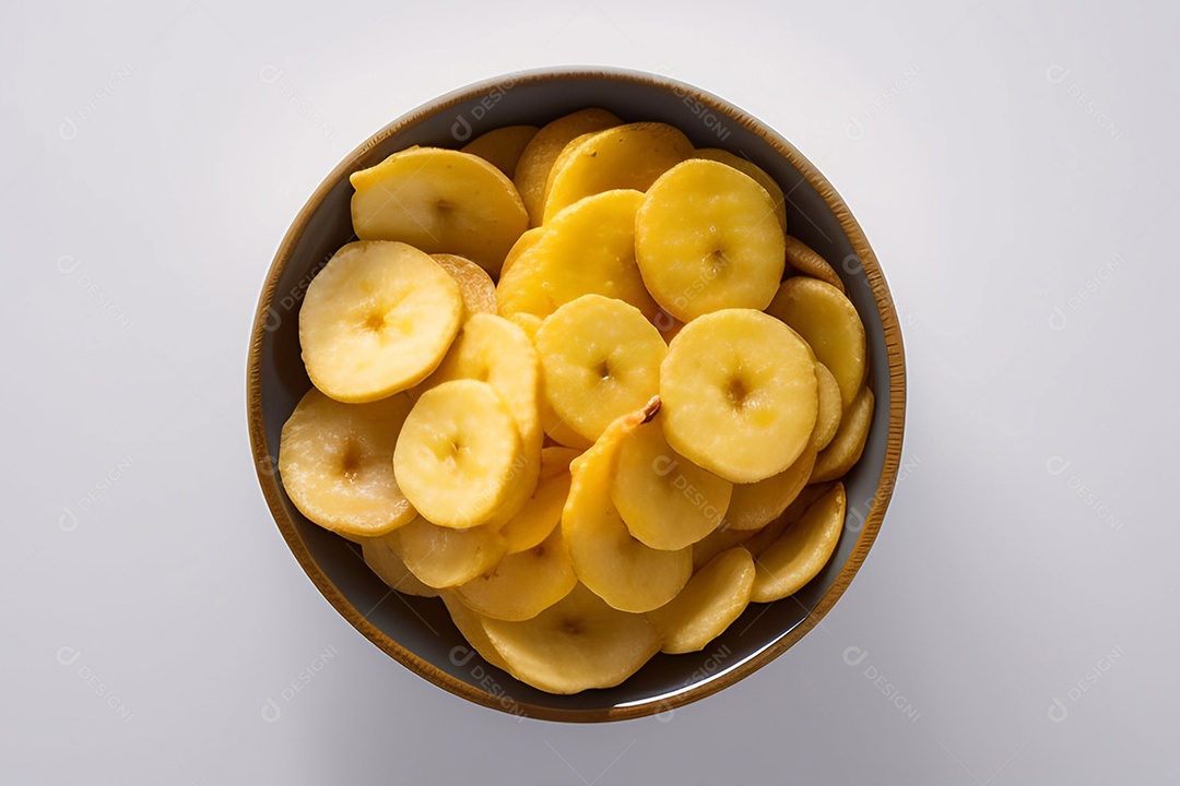 Tigela com bananas chips em fundo branco