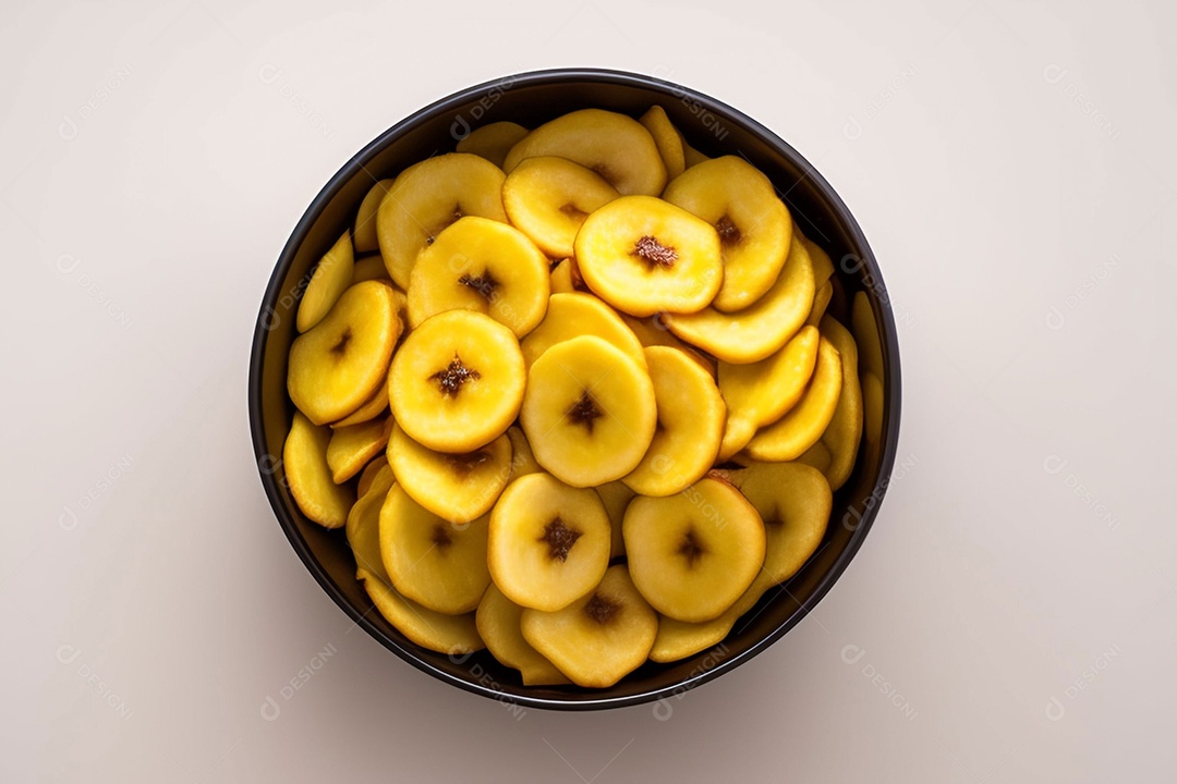 Tigela com bananas chips em fundo branco