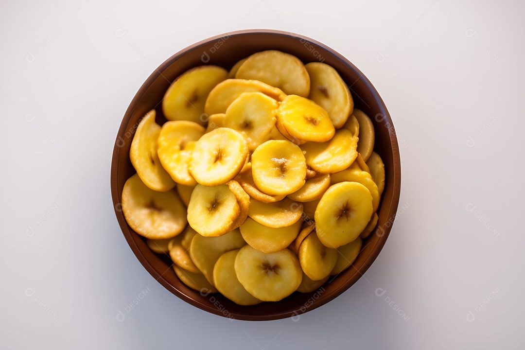 Tigela de bananas chips em fundo branco