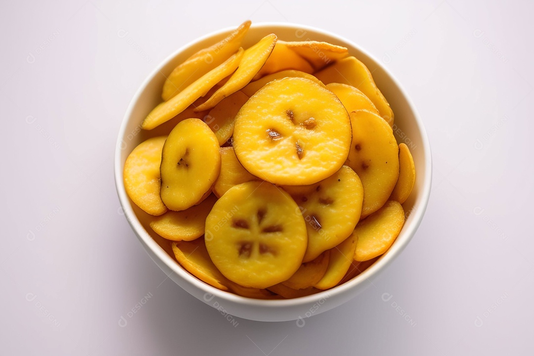 Tigela de bananas chips em fundo branco