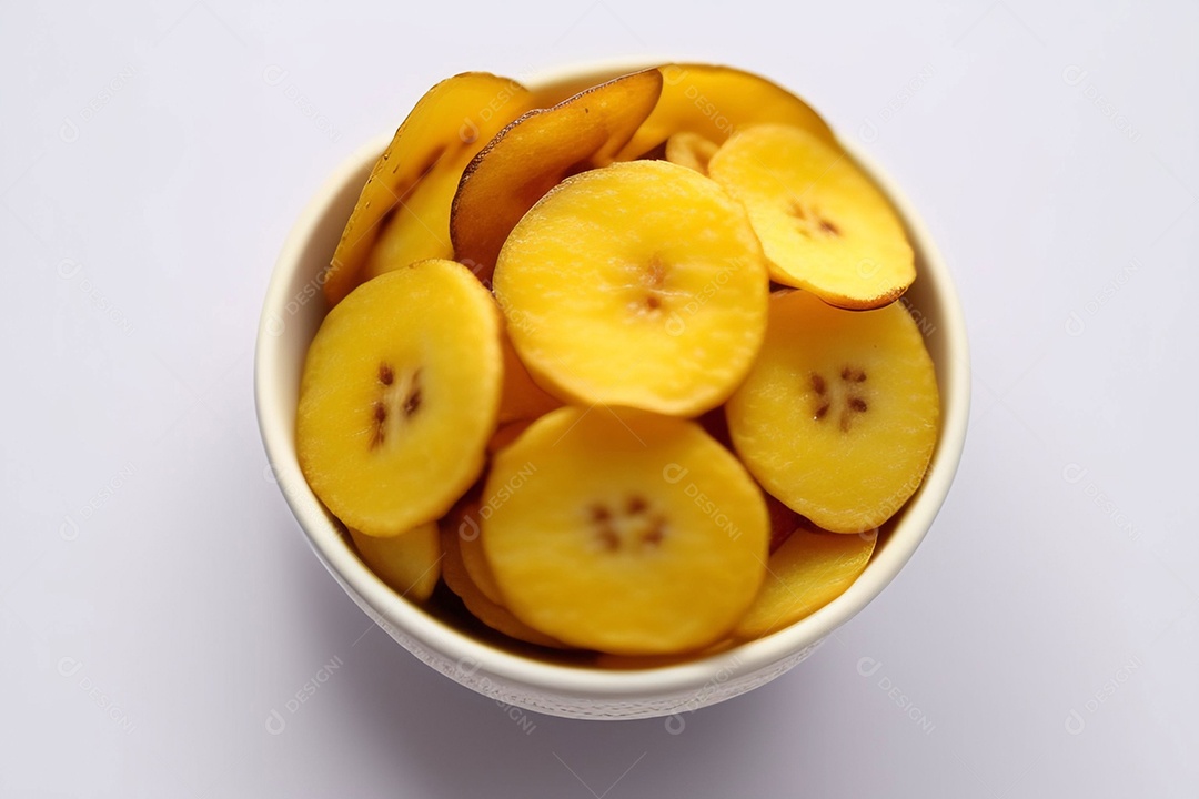 Tigela de bananas chips em fundo branco