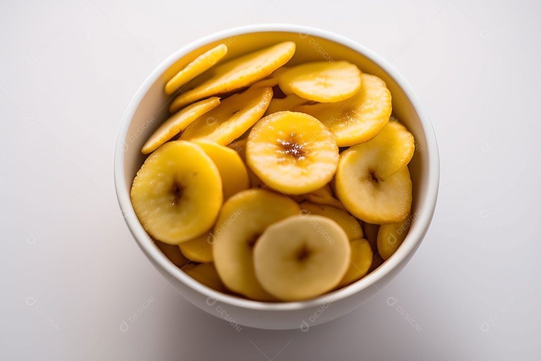 Tigela de bananas chips em fundo branco