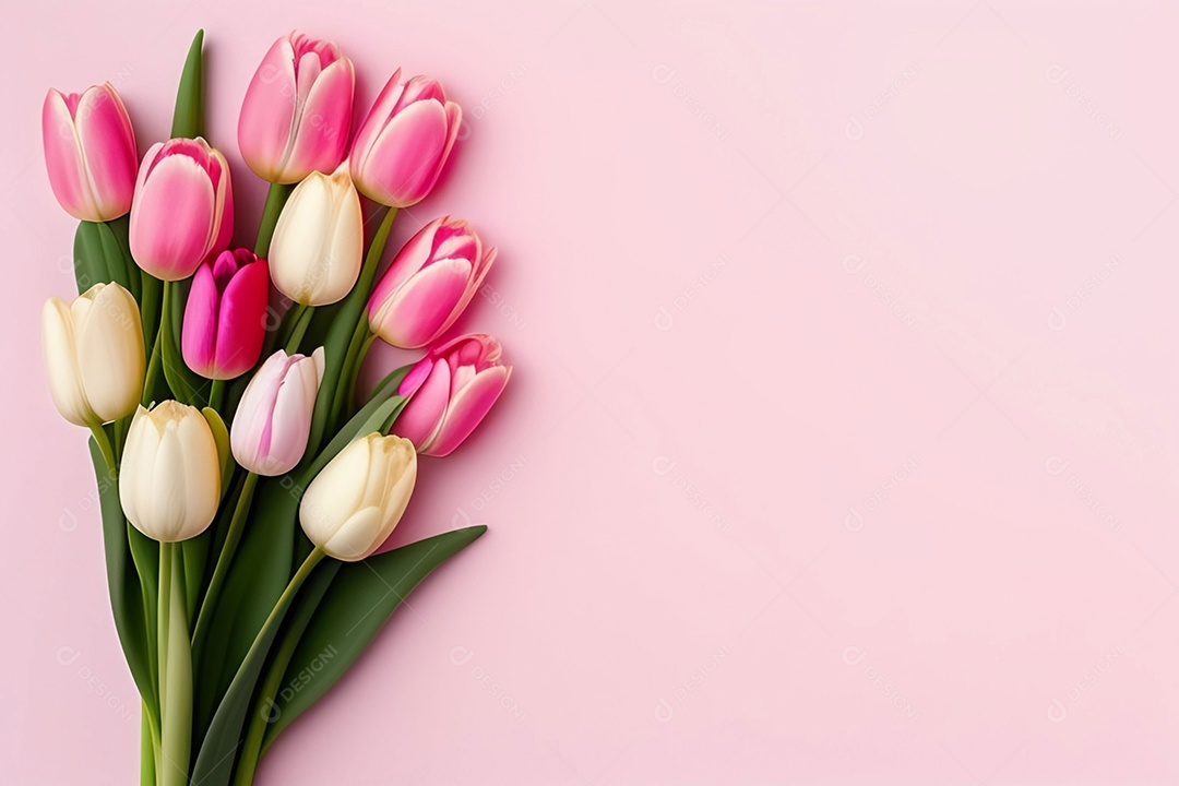 Buque de tulipas em fundo rosa