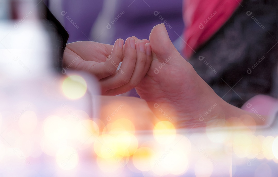 Mulher recebendo serviço de pedicure de unha por pedicure profissional