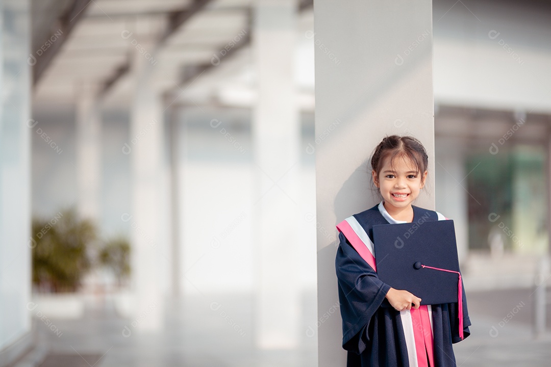 Meninas asiáticas felizes em vestidos de formatura no dia da formatura na escola. Conceito de formatura
