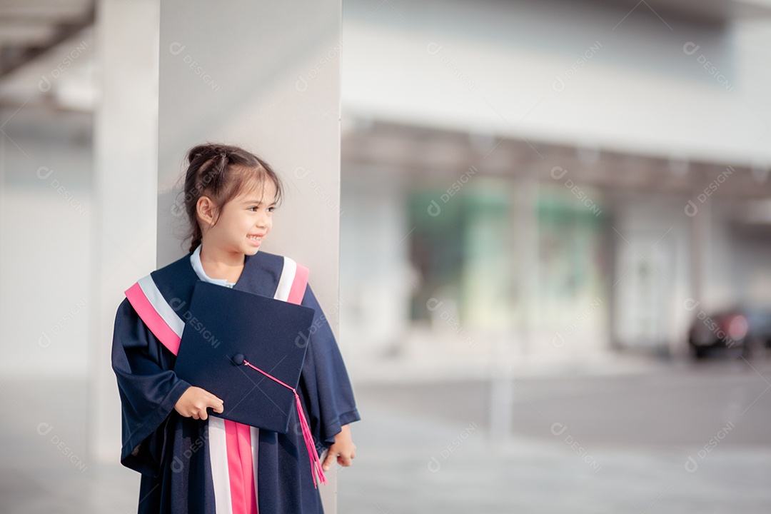 Meninas asiáticas felizes em vestidos de formatura no dia da formatura na escola. Conceito de formatura